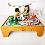 Set trenulet din lemn Big City Train cu masuta de joaca maro